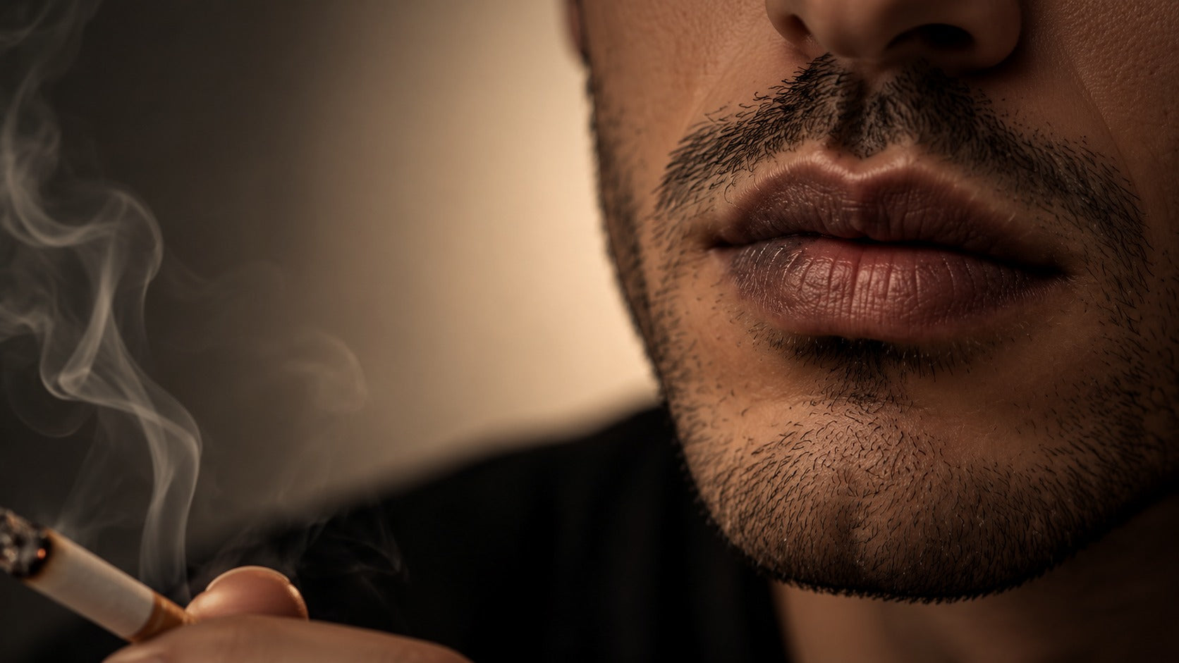Visuel éditorial de lèvres exposées à la fumée de cigarette