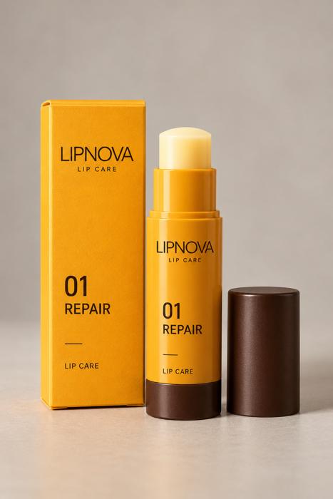 LIPNOVA 01 REPAIR — stick baume à lèvres et étui ambre sur fond beige